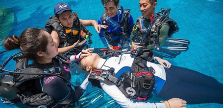 PADI Rescue students practicing the skill of helping an unresponsive diver